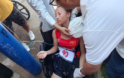 VĐV marathon Việt Nam ngất xỉu, phải thở oxy vì sốc nhiệt ở SEA Games 32