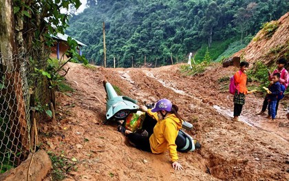 Giáo viên "cắm bản" và những hiểm nguy rình rập