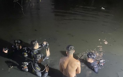 Hơn 20 cán bộ chiến sĩ lặn xuyên đêm tìm thanh niên mất tích dưới hồ nước