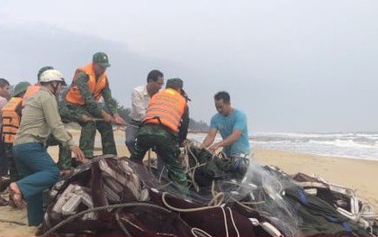 Sau nắng nóng kỷ lục, giông lốc càn quét miền Trung, 3 ngư dân mất tích
