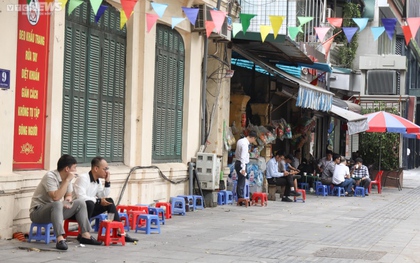 Hà Nội nắng nóng gay gắt, hàng quán vỉa hè "đói" khách