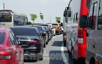 Quá tải tại bến phà, du khách có thể phải ngủ lại trên đảo Cát Bà