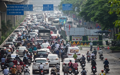 "Lô cốt" dài 60m trên đường Nguyễn Trãi: Giao thông ùn tắc trong ngày đầu tuần