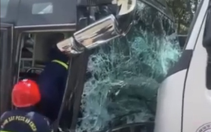Xe tải đấu đầu xe khách chở 24 người trên quốc lộ ở Thừa Thiên - Huế