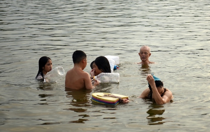 Người dân đua nhau tắm hồ Linh Đàm, bất chấp biển cấm