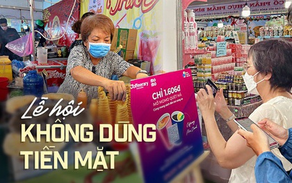 Các ông bà, cha mẹ lớn tuổi và những người không thạo công nghệ làm sao với xu hướng không dùng tiền mặt?