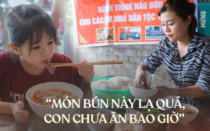 Thương lắm khoảnh khắc những em bé vùng cao được ăn tô bún ngon lành của nhóm từ thiện