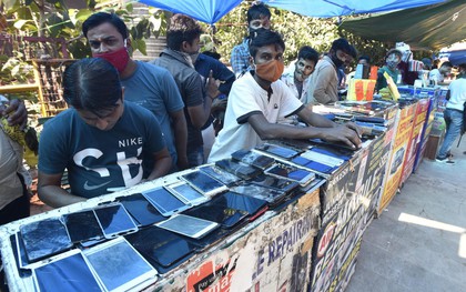 Chuyện lạ Ấn Độ: Cửa hàng Apple mới mở không ai đếm xỉa, dân tình đổ xô đến chợ mua iPhone