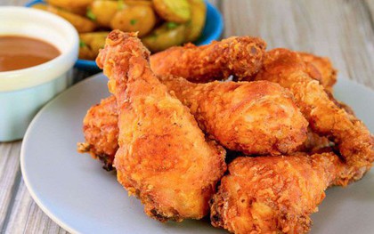 Cậu bé lớp 3 quyết không đụng vào gà rán trong buổi liên hoan, lý do khiến nhiều người xúc động