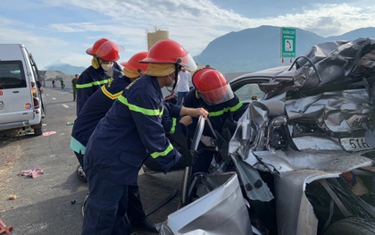 Tai nạn trên cao tốc Nha Trang - Cam Lâm: Đưa thi thể 2 nạn nhân ra ngoài ô tô bẹp dúm