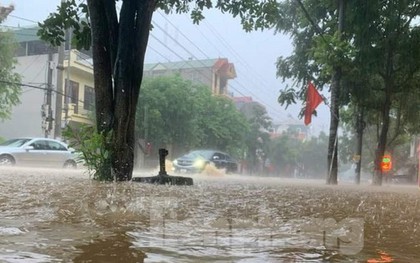 Mưa lũ ở Lạng Sơn làm một người mất tích, đường phố biến thành "sông"