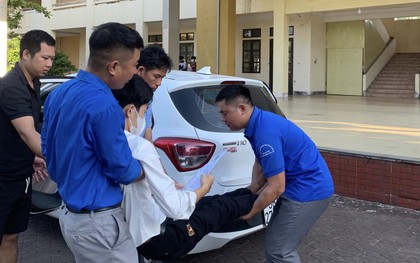 Áo xanh làm "đôi chân" giúp thí sinh bị tai nạn vào phòng thi