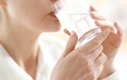 Người phụ nữ gặp hoạ khi uống 2,5 lít nước mỗi ngày để thanh lọc cơ thể