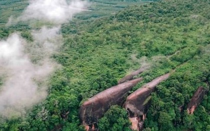 Chiêm ngưỡng cảnh quan kỳ vĩ đá cá voi khổng lồ ''bơi'' giữa rừng rậm Thái Lan