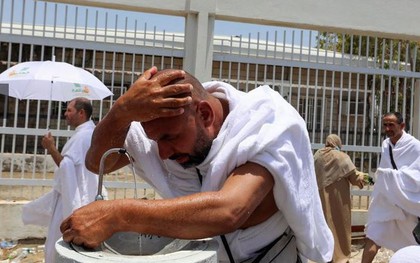 Hàng triệu người bất chấp cái nóng 48 độ C hành hương đến Thánh địa Mecca