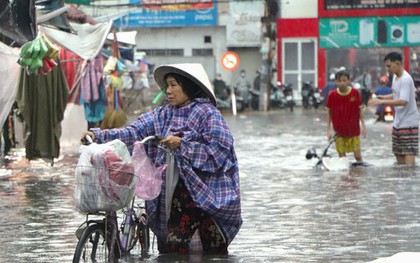 TP HCM: Mưa lớn, hàng loạt tuyến đường "nuốt" nửa xe máy