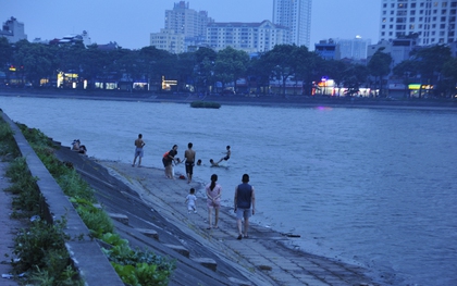 Hà Nội: Hồ Linh Đàm trở thành "bãi biển giải nhiệt" giữa nắng nóng đỉnh điểm, người dân lưu ý thứ luôn cần mang theo để phòng thân