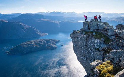 Vách đá cao chót vót ở Na Uy hấp dẫn những tín đồ du lịch mạo hiểm