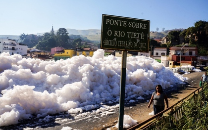 Dòng sông bọt xà phòng trắng xoá chảy cuồn cuộn ở Brazil