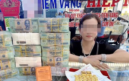 Thực hư một phụ nữ trúng số độc đắc 9 tỷ đồng, rạng rỡ mua vàng bên "đống tiền"