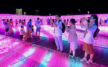 Người dân chen chân "check-in" công viên ánh sáng lần đầu xuất hiện ở Đà Nẵng
