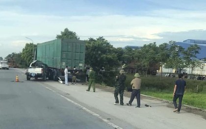 Tai nạn kinh hoàng giữa xe bán tải và container, 5 người thương vong