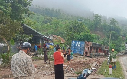 Mất lái khi đổ đèo, xe đầu kéo đâm vào xe bus đỗ trong sân nhà