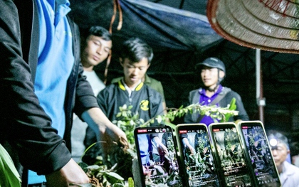 Xem người Mông bán hàng live stream ở chợ đêm Tủa Chùa