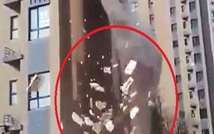 Tường chung cư bong tróc từng mảng: Rơi xuống như bột mì, trúng cả người và phương tiện ở dưới