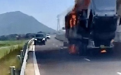 Thanh Hóa: Xe thư báo bốc cháy dữ dội, thiêu rụi nhiều hàng hóa