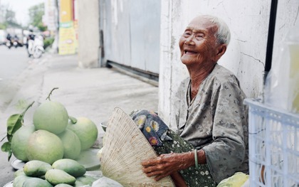 Cụ bà 92 tuổi đội nắng bán trái cây và cái kết ấm lòng của người dân Sài Gòn