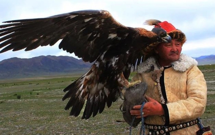 Phong tục săn bắt bằng chim ưng của dân du mục: Quá trình huấn luyện chim "tàn nhẫn" đến mức nào?