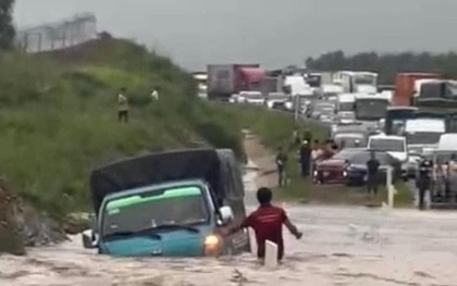 Ô tô ngập nửa thân, kẹt xe kéo dài trên cao tốc Phan Thiết - Dầu Giây