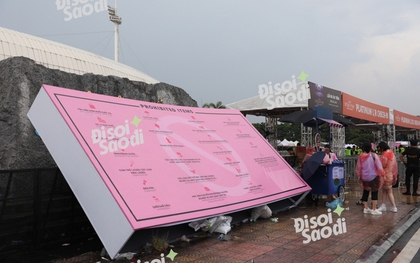 Mưa to trước giờ diễn show BLACKPINK ngày 2: Gió lớn quật sập cả banner, fan đến sớm đổi vòng vất vả