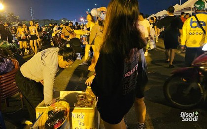 Vừa kết thúc concert BLACKPINK: Tràn ngập xe nước uống giải khát bày bán trước SVĐ Mỹ Đình