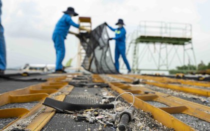 Cận cảnh soi đường băng tìm vật thể lạ ở sân bay Nội Bài