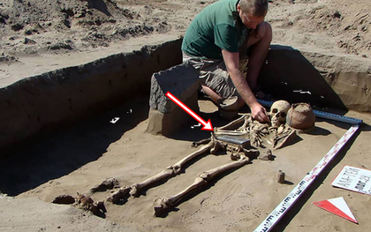 Khai quật mộ cổ gần 2.200 năm tuổi, chuyên gia bất ngờ tìm thấy "điện thoại iPhone"