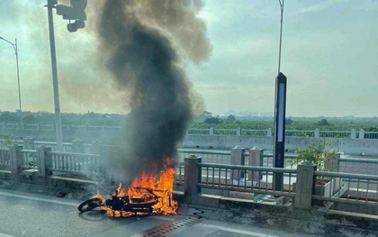 Hà Nội: Xe máy cháy trơ khung trên cầu Vĩnh Tuy, giao thông ùn tắc