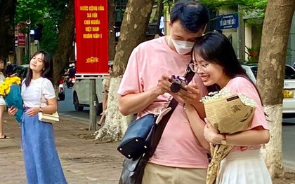 Bạn trẻ chen chân chụp ảnh đón thu trên phố Hà Nội
