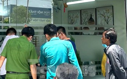 Nữ nhân viên kinh hãi phát hiện chủ tiệm gội đầu tử vong trong tư thế treo cổ