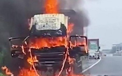 Xe tải cháy ngùn ngụt trên cao tốc Phan Thiết - Dầu Giây