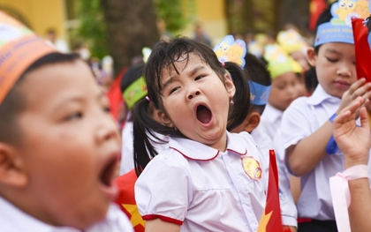 Học sinh Hà Nội tựu trường, có em khóc nức nở trước cửa lớp