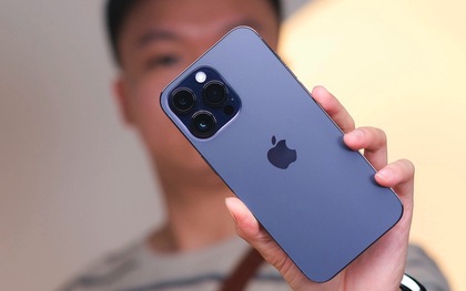 Giá chạm đáy, iPhone 14 Pro Max bất ngờ "cháy hàng" tại Việt Nam