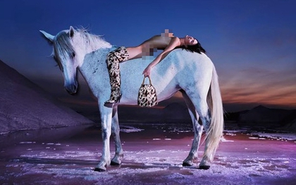 Bị “ném đá” vì ảnh người mẫu khỏa thân trên lưng ngựa