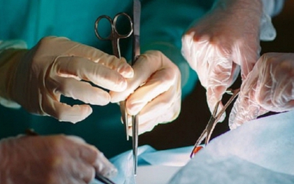 Bác sĩ mất 7 tiếng lấy sán não dài 10cm ký sinh 13 năm trong não, giúp chàng trai thoát khỏi bại liệt kéo dài