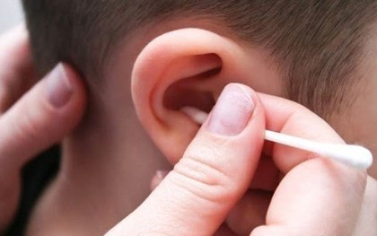 Bé trai 5 tuổi bị thủng màng nhĩ do ngoáy tai