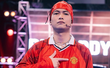 BigDaddy xoay compa như Antony, là fan cứng MU mặc cả áo quỷ đỏ lên Rap Việt