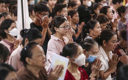 Hà Nội: Biển người đến chùa Phúc Khánh hành lễ, vái vọng trước ngày Vu lan
