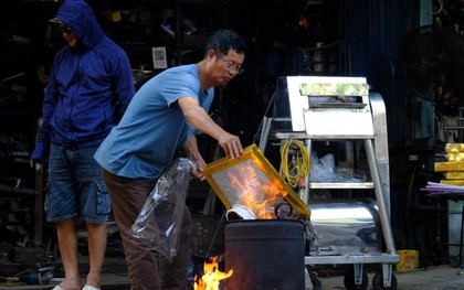 Khói vàng mã mù mịt khắp phố phường Hà Nội trong ngày Rằm tháng 7