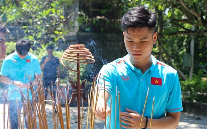 U23 Việt Nam dâng hương tưởng niệm các Vua Hùng trước ngày thi đấu giải châu Á